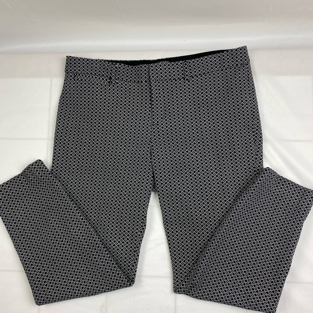 Banana Republic- Pant.Black. Size 10 Regular. 2 Back Pockets.